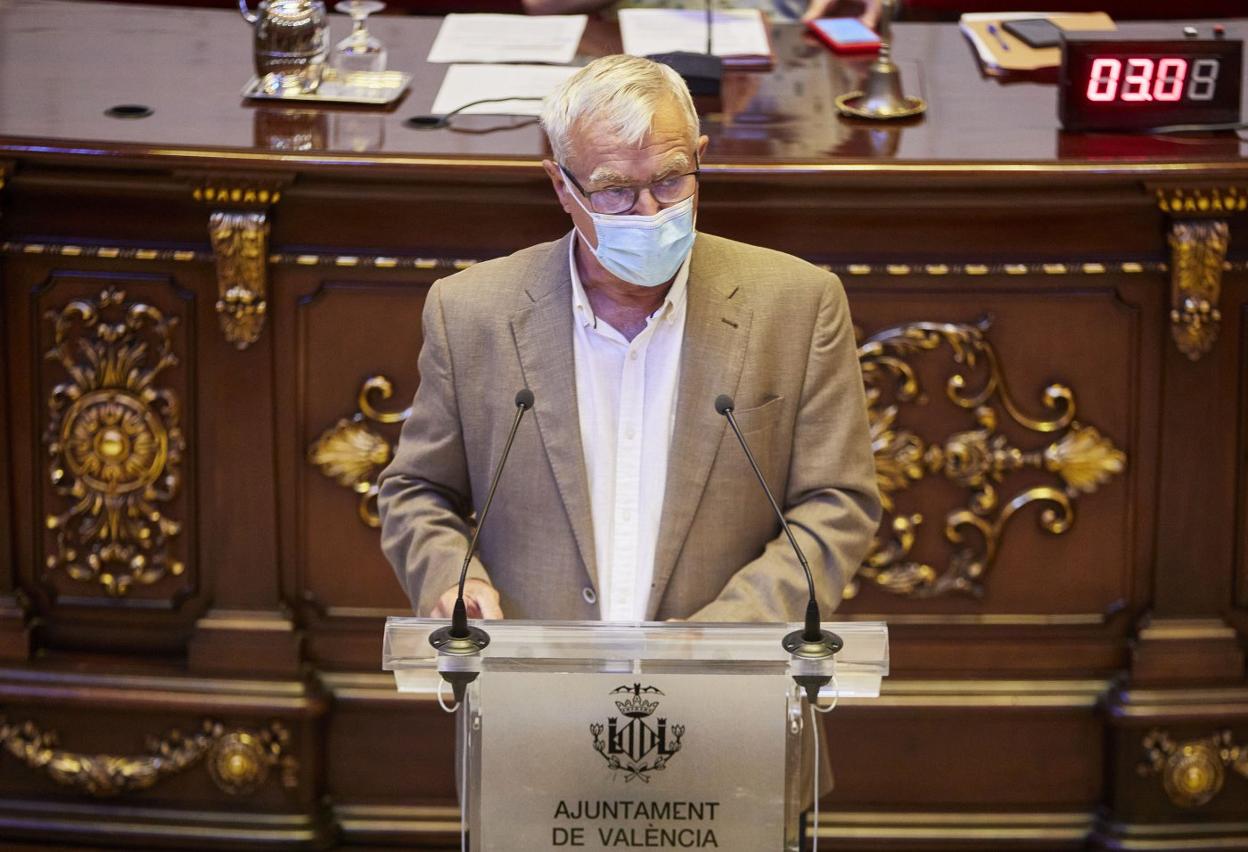 El alcalde de Valencia, Joan Ribó, durante un pleno del Ayuntamiento. iván arlandis