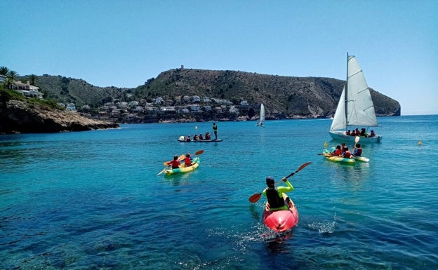 Imagen principal - Cursos de vela y piragüismo en el Club Náutico. A la izquierda, hotel Serawa, a la derecha, hotel Swiss.