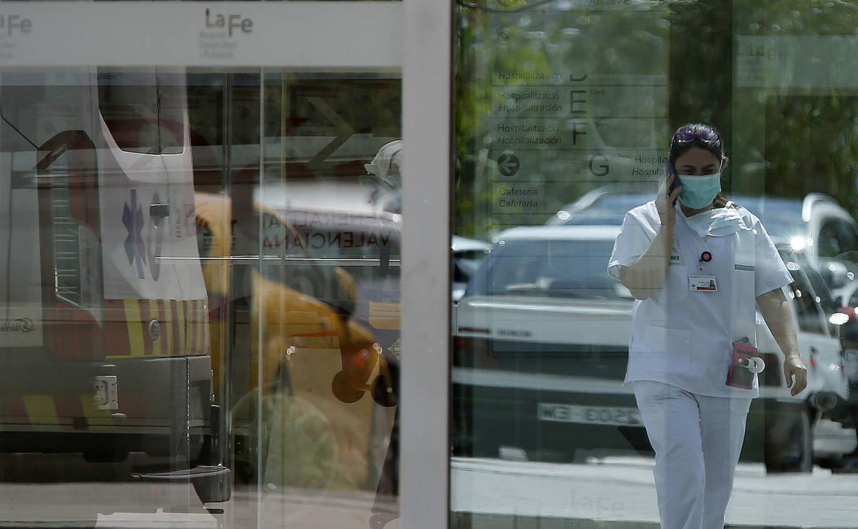 Una sanitaria a las puertas de Urgencias de La Fe en Valencia.