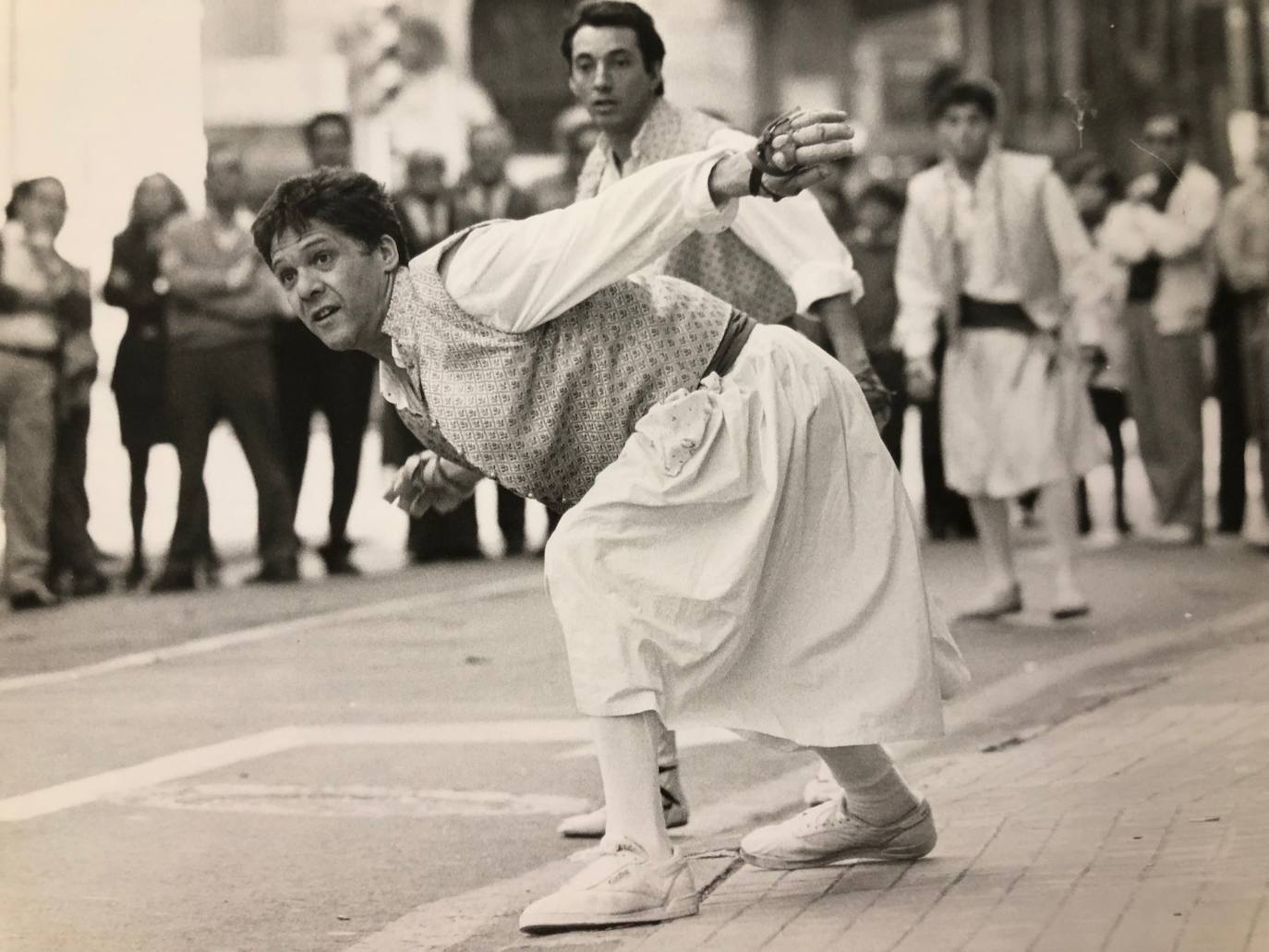 La pilota valenciana se queda huérfana. Su gran leyenda, el hombre que reactivó los trinquets con su juego elegante y efectivo, del que se narran las mayores gestas, ha fallecido este sábado 31 de julio de 2021, a los 67 años, víctima de un cáncer con el que luchaba desde hace casi un lustro. 