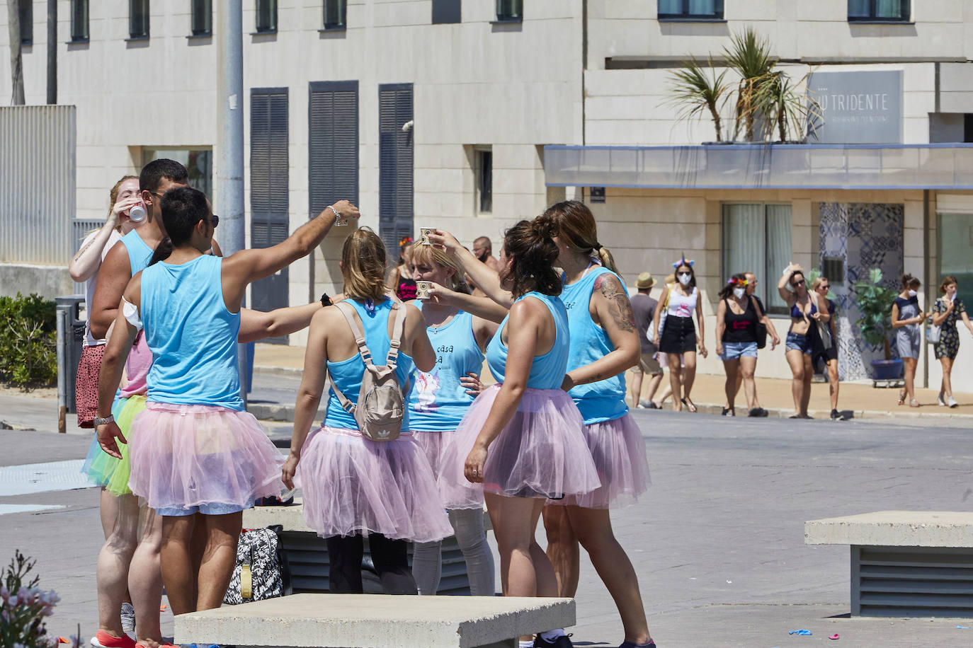 Mucho calor, mucha gente y ganas de diversión este sábado 31 de julio en las playas de la ciudad de Valencia. 