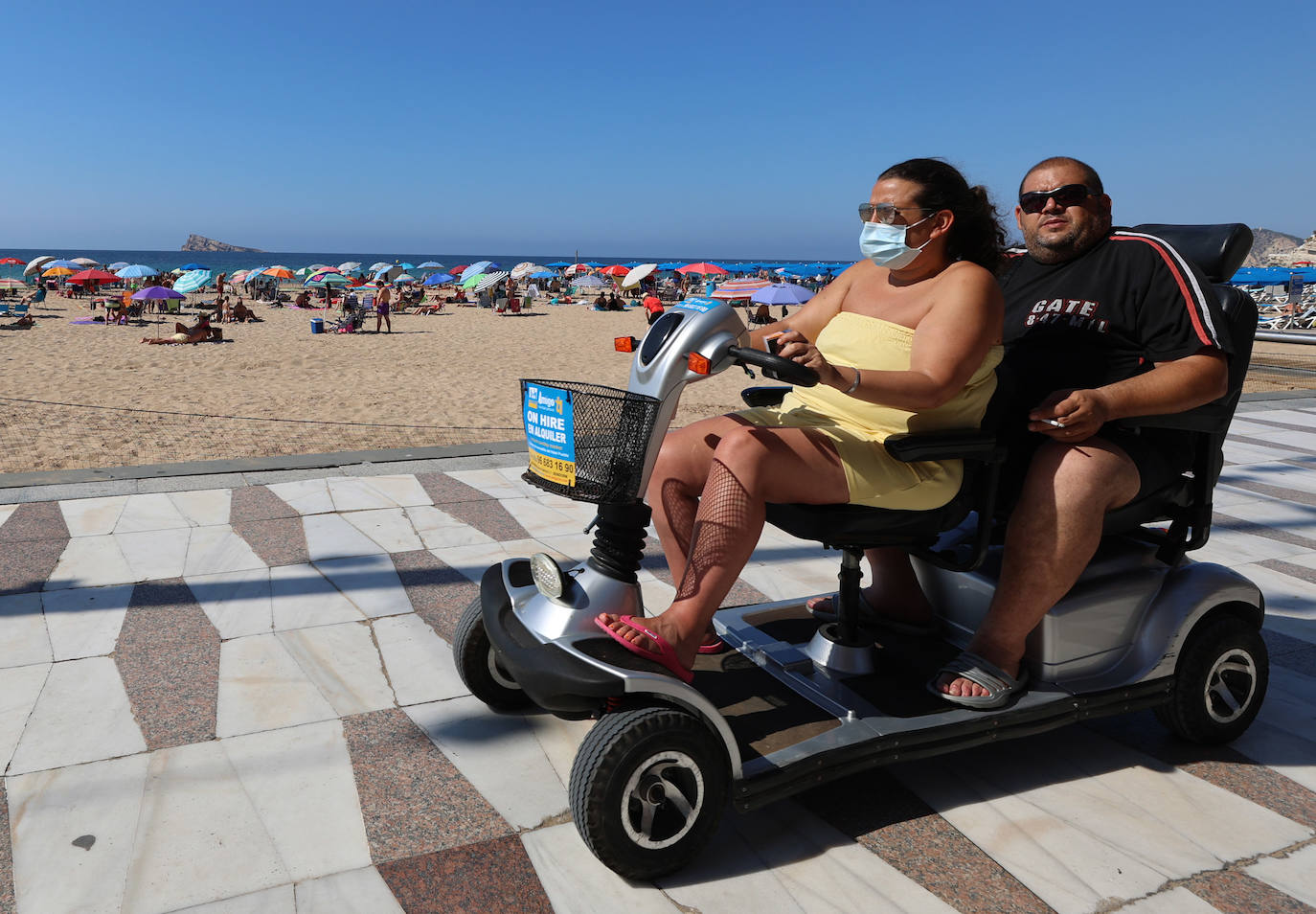 Imágenes atípicas de Benidorm en verano. La localidad alicantina no termina de llenarse como acostumbraba a hacer en estas fechas. La ocupación apenas llega al 70% en la capital del turismo en la Comunitat.