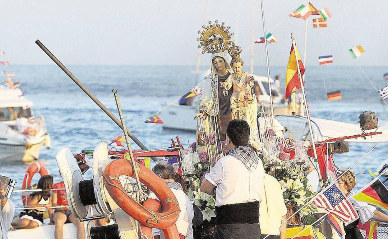 Imagen de archivo de la procesión marinera en honor a la Virgen del Carmen, en El Campello. 