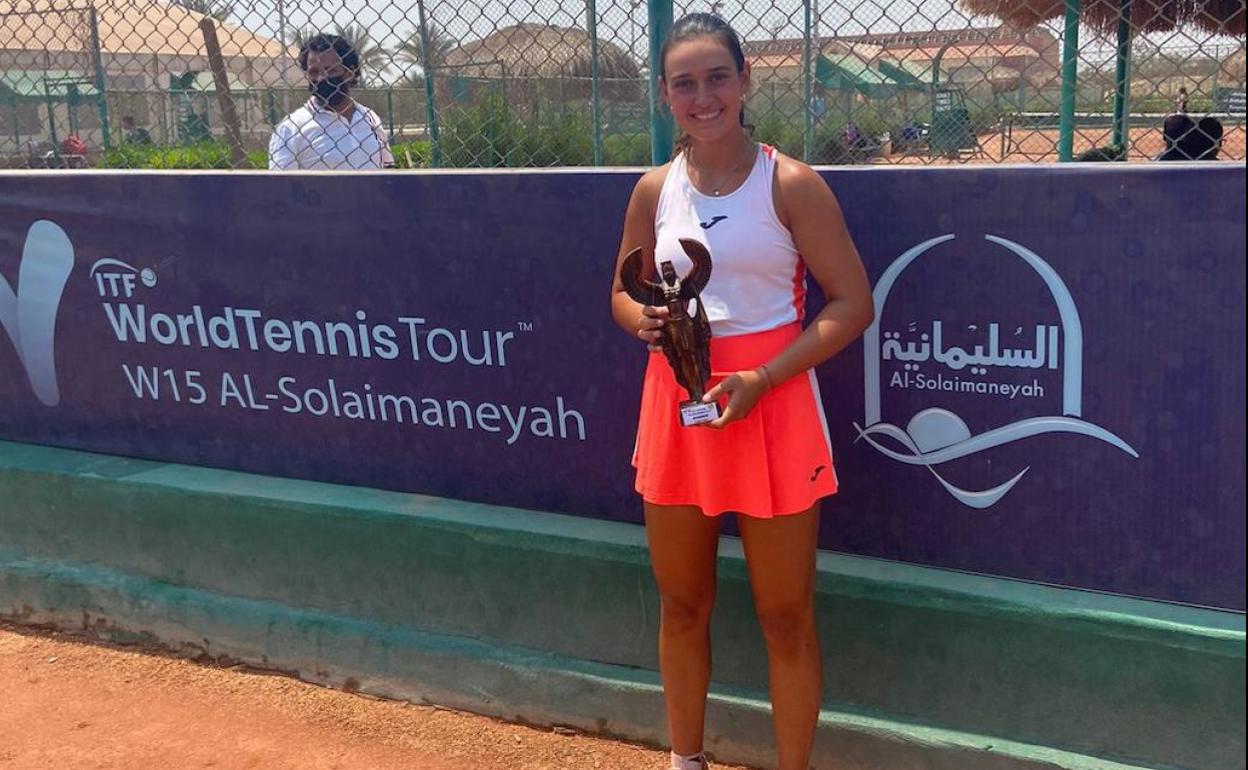 Leyre Romero posa este domingo con el trofeo conquistado en El Cairo. 