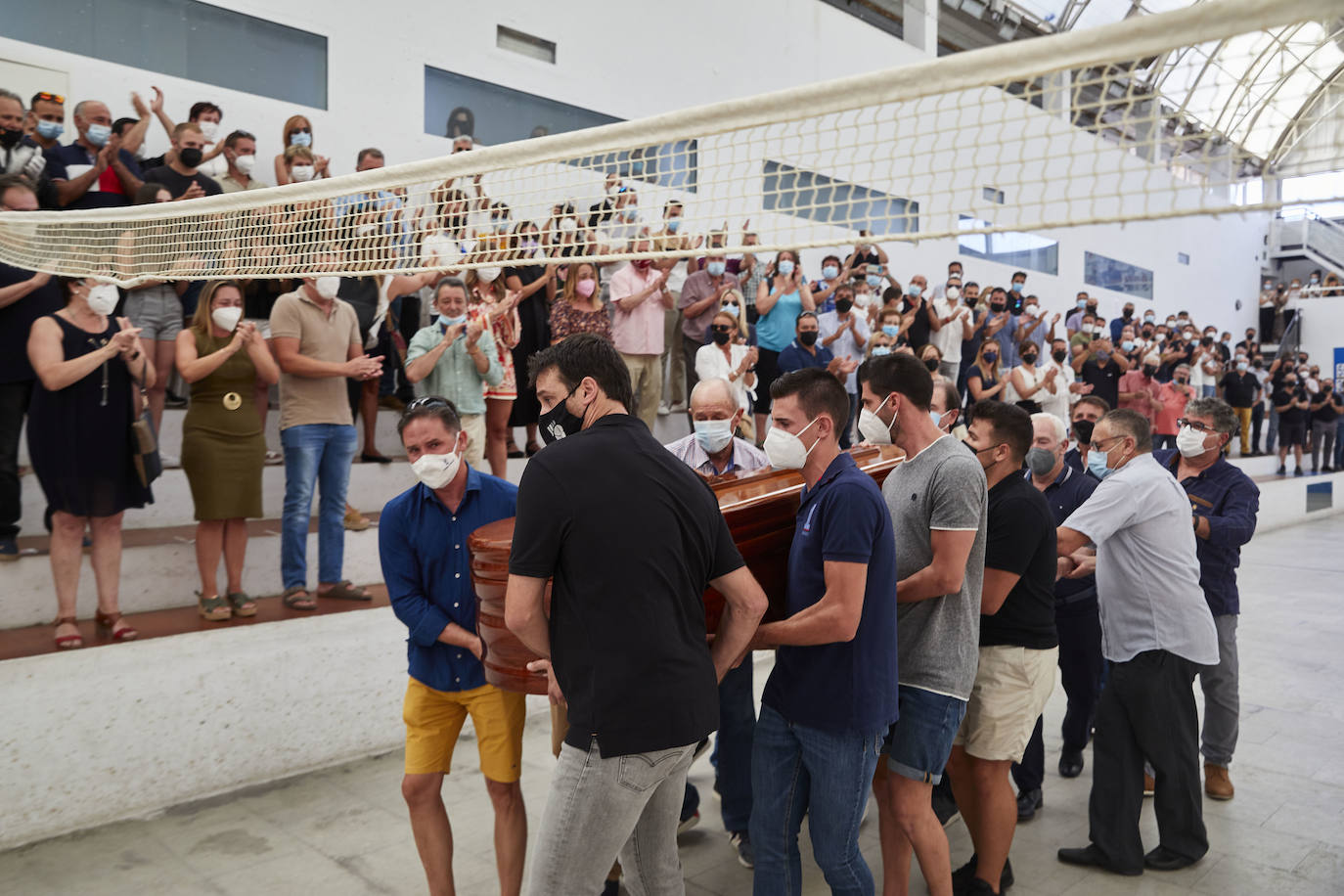 El Genovés llora la marcha de un mito. De su mito. Paco Cabanes, la mayor leyenda de la pilota valenciana, falleció este sábado a los 66 años y este domingo 1 de agosto ha sido despedido con honores por el pueblo que le vio nacer. Numerosos amigos y aficionados se han desplazado a la localidad de la Costera para dar su último adiós al genio que revolucionó los trinquets. 