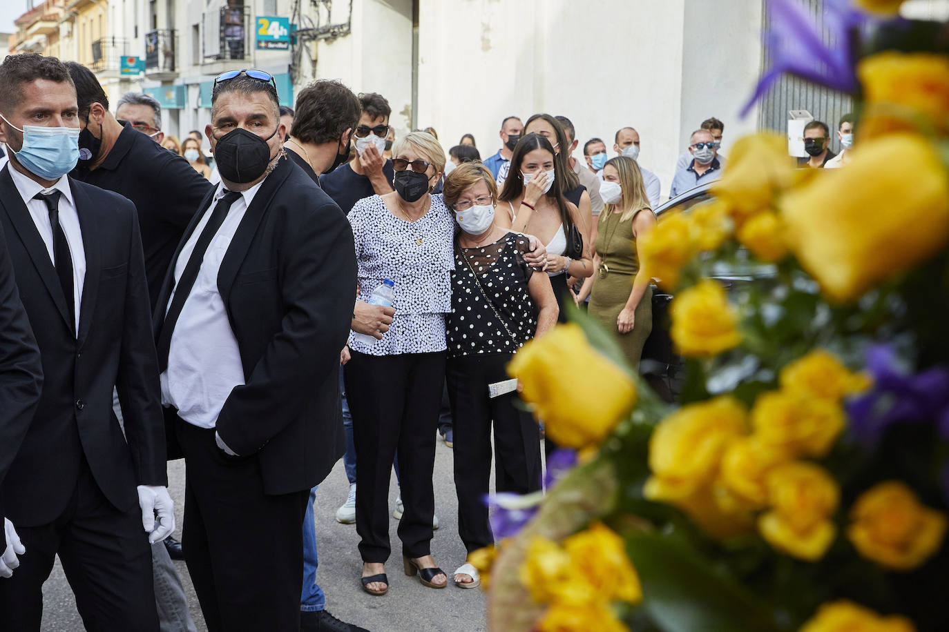 El Genovés llora la marcha de un mito. De su mito. Paco Cabanes, la mayor leyenda de la pilota valenciana, falleció este sábado a los 66 años y este domingo 1 de agosto ha sido despedido con honores por el pueblo que le vio nacer. Numerosos amigos y aficionados se han desplazado a la localidad de la Costera para dar su último adiós al genio que revolucionó los trinquets. 