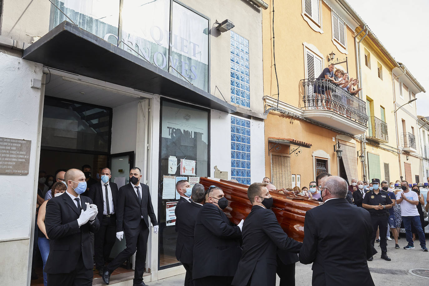 El Genovés llora la marcha de un mito. De su mito. Paco Cabanes, la mayor leyenda de la pilota valenciana, falleció este sábado a los 66 años y este domingo 1 de agosto ha sido despedido con honores por el pueblo que le vio nacer. Numerosos amigos y aficionados se han desplazado a la localidad de la Costera para dar su último adiós al genio que revolucionó los trinquets. 