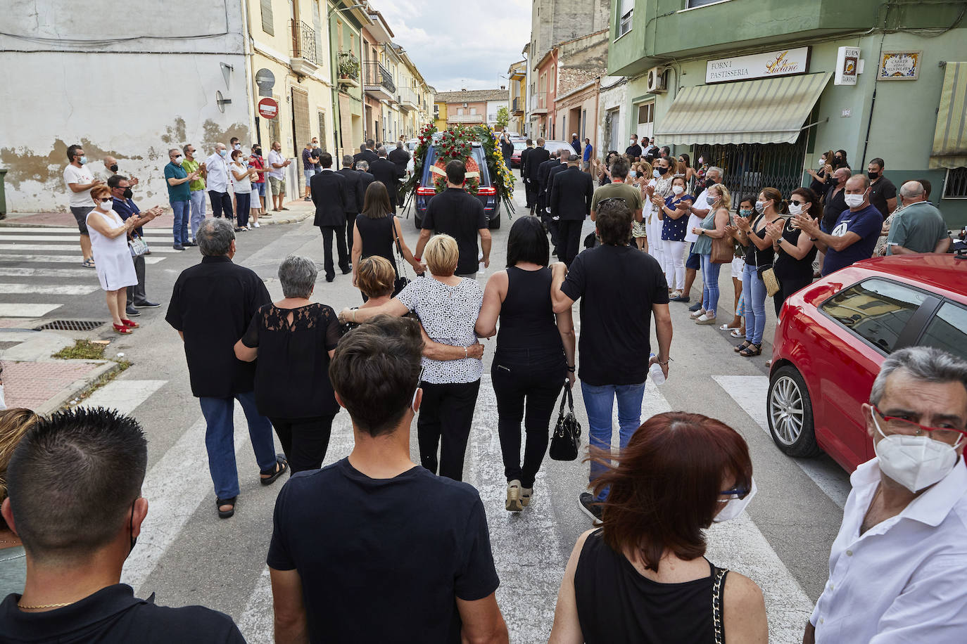 El Genovés llora la marcha de un mito. De su mito. Paco Cabanes, la mayor leyenda de la pilota valenciana, falleció este sábado a los 66 años y este domingo 1 de agosto ha sido despedido con honores por el pueblo que le vio nacer. Numerosos amigos y aficionados se han desplazado a la localidad de la Costera para dar su último adiós al genio que revolucionó los trinquets. 