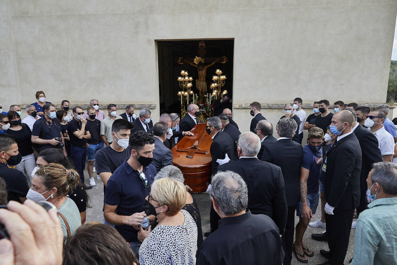 El Genovés llora la marcha de un mito. De su mito. Paco Cabanes, la mayor leyenda de la pilota valenciana, falleció este sábado a los 66 años y este domingo 1 de agosto ha sido despedido con honores por el pueblo que le vio nacer. Numerosos amigos y aficionados se han desplazado a la localidad de la Costera para dar su último adiós al genio que revolucionó los trinquets. 