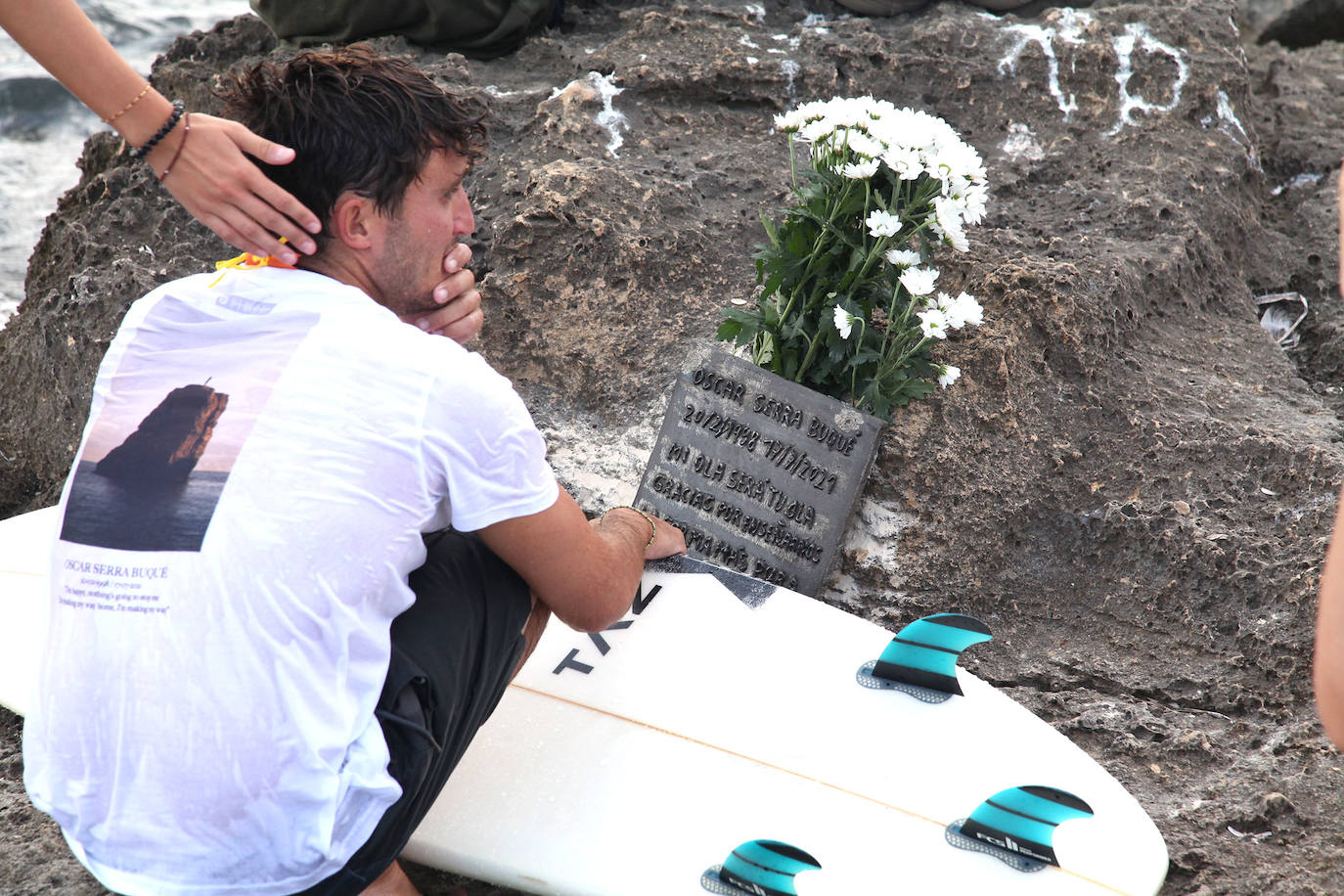 El valenciano Óscar Serra falleció el 17 de julio en México al golpearse en la cabeza contra el fondo cuando intentaba cabalgar una ola en la playa de Zicatela, en Puerto Escondido, Oaxaca. Este domingo, el mundo del surf, familiares, amigos y conocidos, le han rendido en Xàbia un emotivo homenaje. 