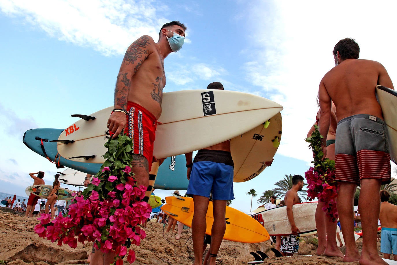 El valenciano Óscar Serra falleció el 17 de julio en México al golpearse en la cabeza contra el fondo cuando intentaba cabalgar una ola en la playa de Zicatela, en Puerto Escondido, Oaxaca. Este domingo, el mundo del surf, familiares, amigos y conocidos, le han rendido en Xàbia un emotivo homenaje. 