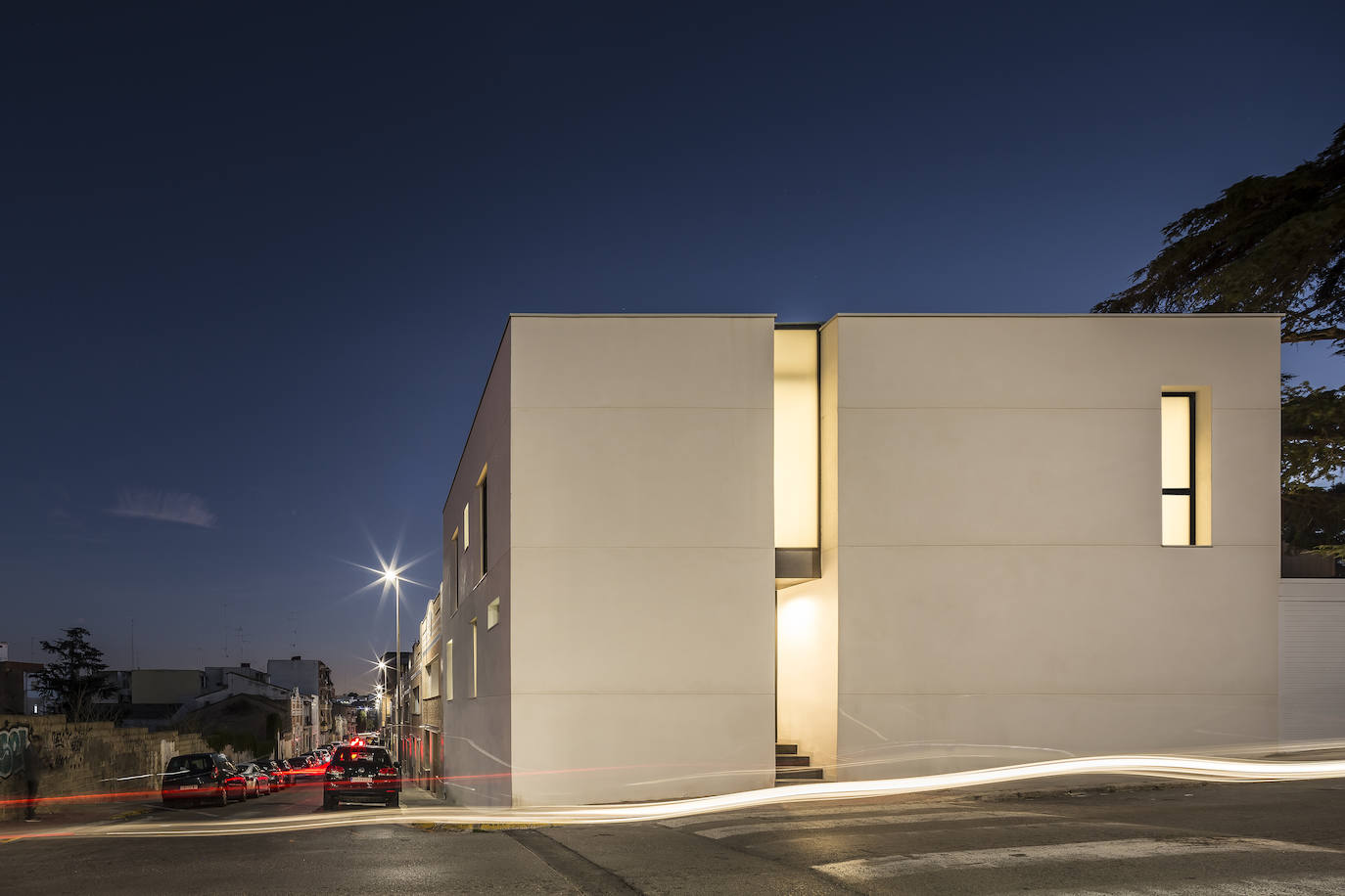 En la vivienda de Javier Solís Se han actualizado las formas con los códigos de la arquitectura contemporánea, una renovación centenaria en el centro de Godella de la mano del arquitecto Nacho Díaz. La habitación principal de la vivienda cuenta con vestidor y baño en suite, el despacho está decorado con mobiliario de diseño y el salón-comedor-cocina cuenta con el gran lucernario. La escalera principal está realizada en microcemento y madera, el detalle de estar suspendida aporta sensación de amplitud. La vista exterior de la vivienda está planteada en forma de cubo.