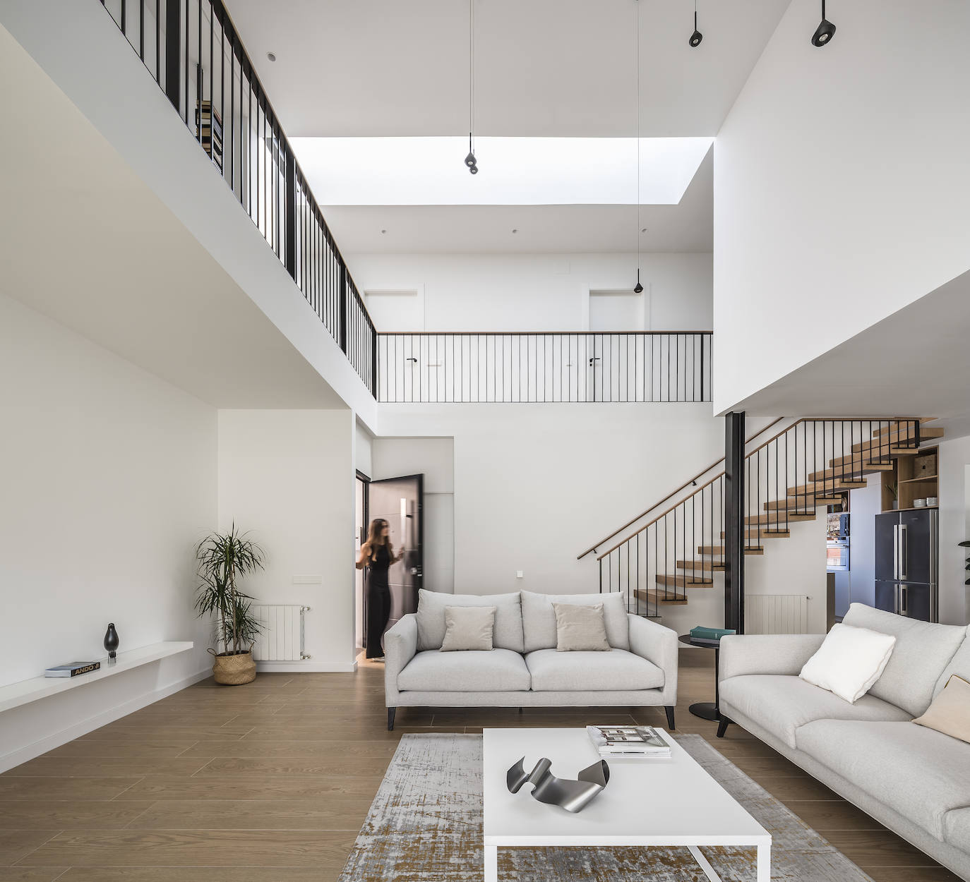 En la vivienda de Javier Solís Se han actualizado las formas con los códigos de la arquitectura contemporánea, una renovación centenaria en el centro de Godella de la mano del arquitecto Nacho Díaz. La habitación principal de la vivienda cuenta con vestidor y baño en suite, el despacho está decorado con mobiliario de diseño y el salón-comedor-cocina cuenta con el gran lucernario. La escalera principal está realizada en microcemento y madera, el detalle de estar suspendida aporta sensación de amplitud. La vista exterior de la vivienda está planteada en forma de cubo.