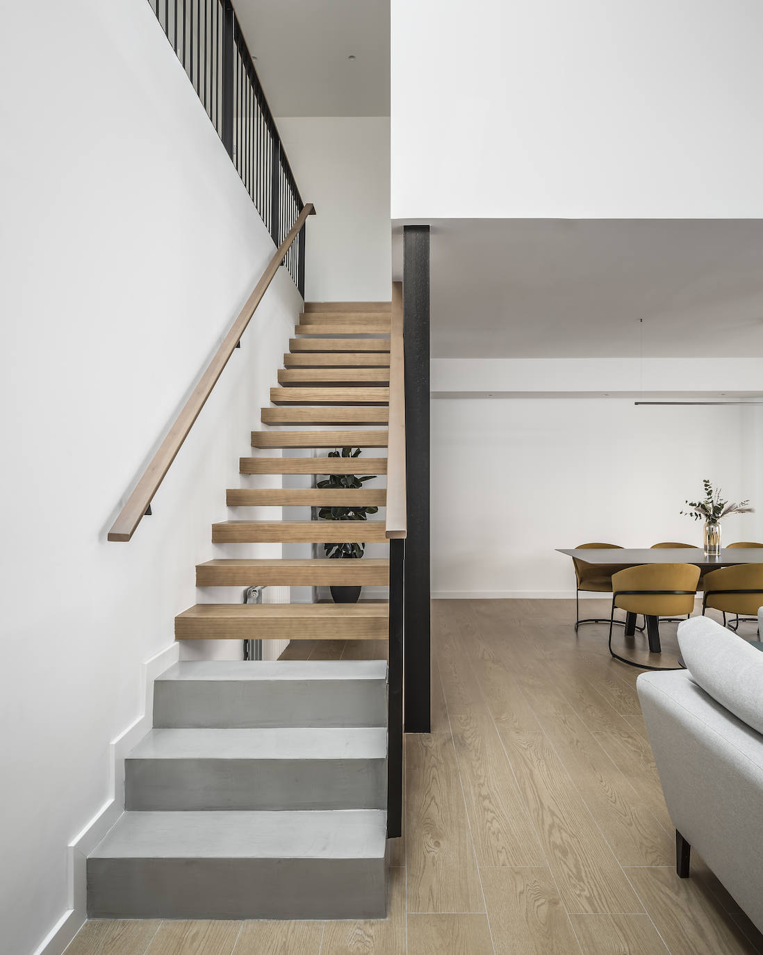 En la vivienda de Javier Solís Se han actualizado las formas con los códigos de la arquitectura contemporánea, una renovación centenaria en el centro de Godella de la mano del arquitecto Nacho Díaz. La habitación principal de la vivienda cuenta con vestidor y baño en suite, el despacho está decorado con mobiliario de diseño y el salón-comedor-cocina cuenta con el gran lucernario. La escalera principal está realizada en microcemento y madera, el detalle de estar suspendida aporta sensación de amplitud. La vista exterior de la vivienda está planteada en forma de cubo.