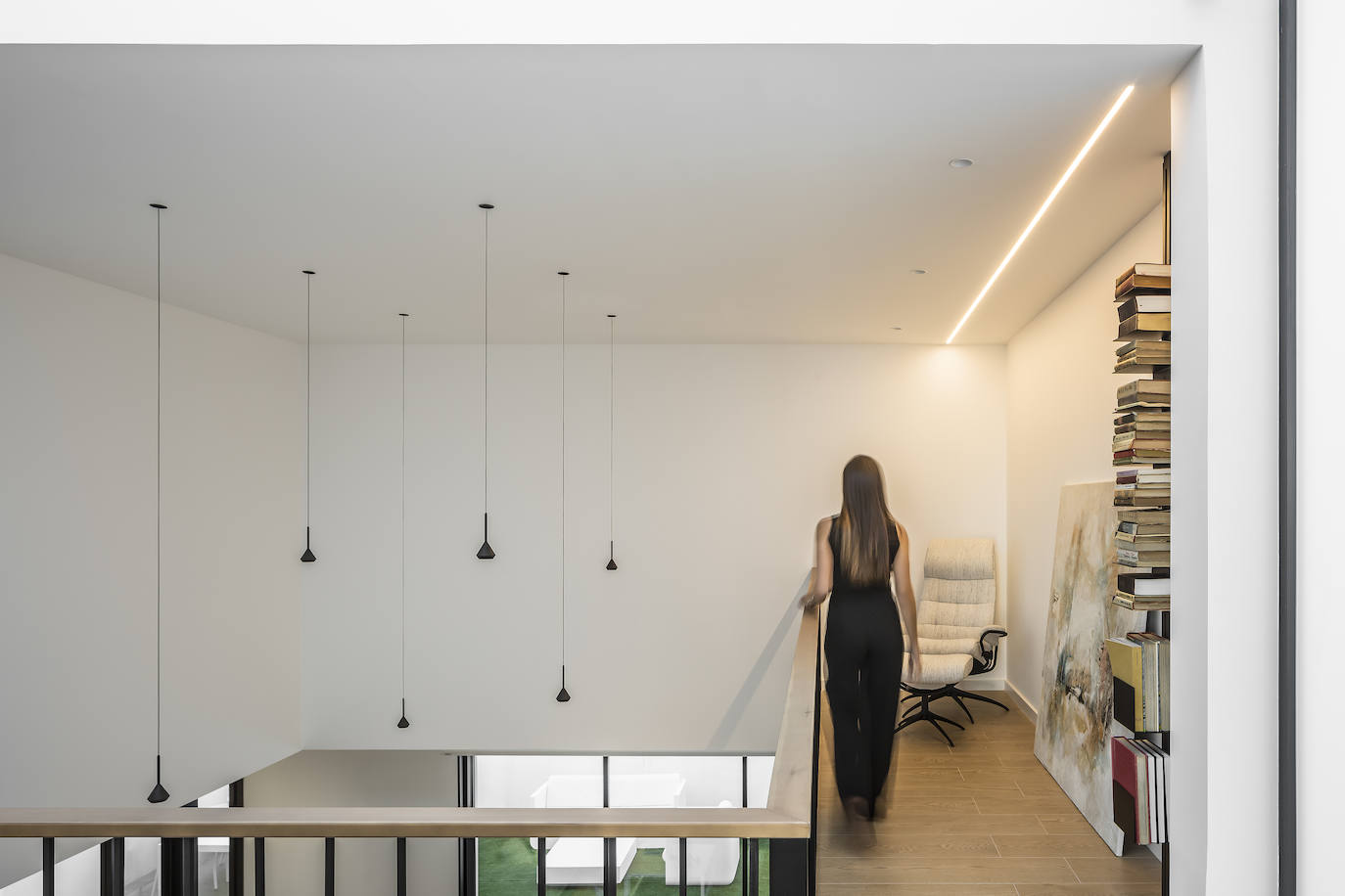 En la vivienda de Javier Solís Se han actualizado las formas con los códigos de la arquitectura contemporánea, una renovación centenaria en el centro de Godella de la mano del arquitecto Nacho Díaz. La habitación principal de la vivienda cuenta con vestidor y baño en suite, el despacho está decorado con mobiliario de diseño y el salón-comedor-cocina cuenta con el gran lucernario. La escalera principal está realizada en microcemento y madera, el detalle de estar suspendida aporta sensación de amplitud. La vista exterior de la vivienda está planteada en forma de cubo.