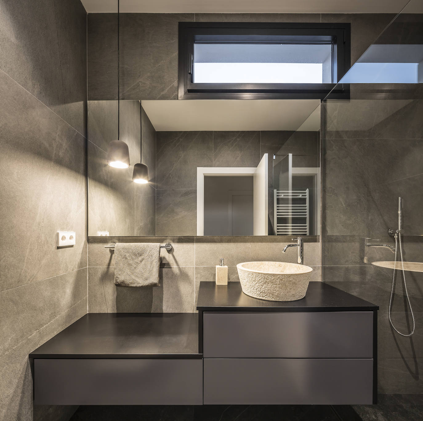 En la vivienda de Javier Solís Se han actualizado las formas con los códigos de la arquitectura contemporánea, una renovación centenaria en el centro de Godella de la mano del arquitecto Nacho Díaz. La habitación principal de la vivienda cuenta con vestidor y baño en suite, el despacho está decorado con mobiliario de diseño y el salón-comedor-cocina cuenta con el gran lucernario. La escalera principal está realizada en microcemento y madera, el detalle de estar suspendida aporta sensación de amplitud. La vista exterior de la vivienda está planteada en forma de cubo.