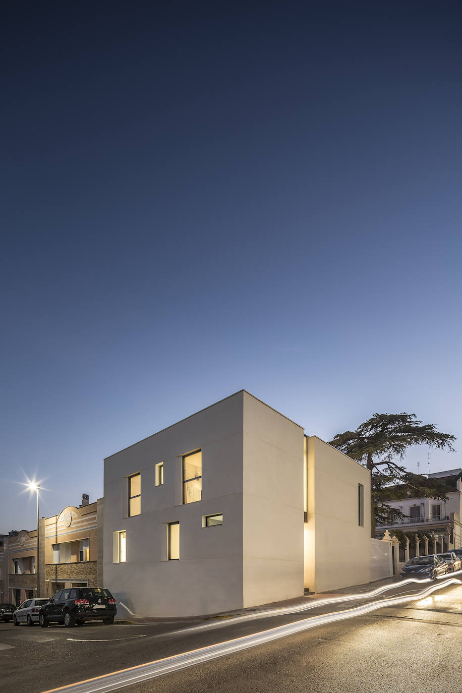 En la vivienda de Javier Solís Se han actualizado las formas con los códigos de la arquitectura contemporánea, una renovación centenaria en el centro de Godella de la mano del arquitecto Nacho Díaz. La habitación principal de la vivienda cuenta con vestidor y baño en suite, el despacho está decorado con mobiliario de diseño y el salón-comedor-cocina cuenta con el gran lucernario. La escalera principal está realizada en microcemento y madera, el detalle de estar suspendida aporta sensación de amplitud. La vista exterior de la vivienda está planteada en forma de cubo.