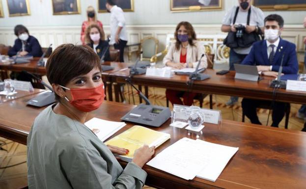 La minsitra de Política Territorial, Isabel Rodríguez, durante la cumbre bilateral.