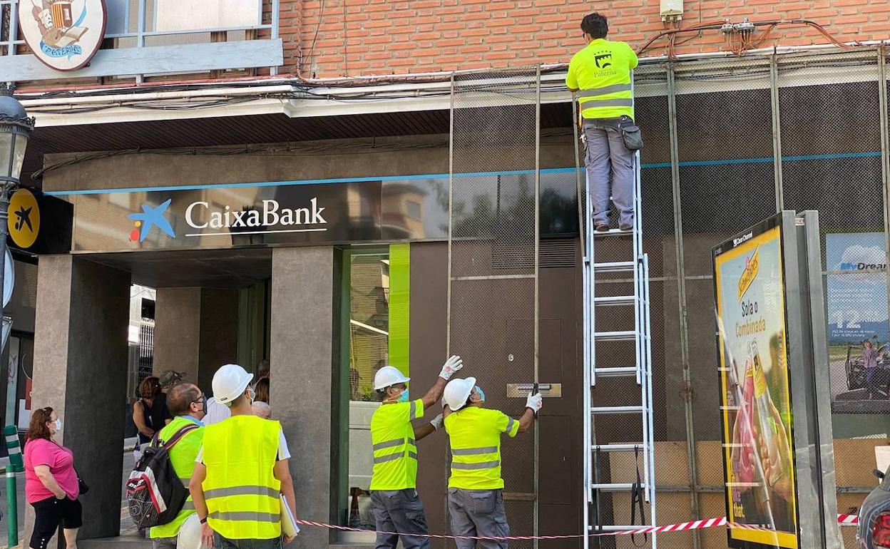 Operarios montando las protecciones para la Cordà esta mañana. 