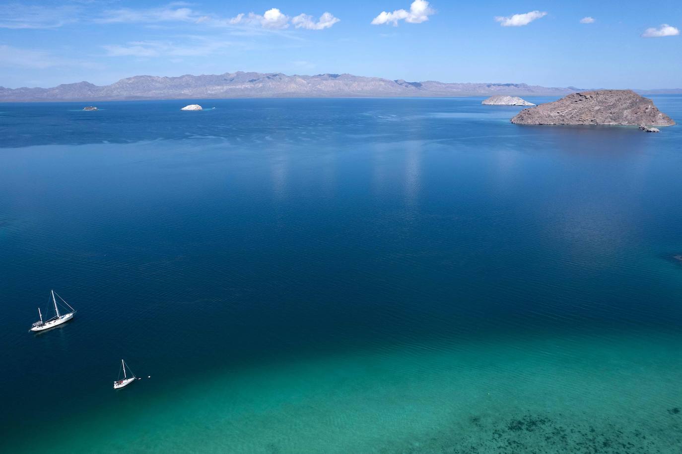 17- ISLAS DEL MAR DE CORTÉS | El Golfo de California, también conocido como el Mar de Cortés, y sus islas forman parte de la lista del Patrimonio Mundial de la UNESCO como hogar de 695 especies de plantas vasculares, más que en cualquier propiedad marina e insular de la Lista del Patrimonio Mundial. Igualmente excepcional es el número de especies de peces: 891, 90 de ellas endémicas. El lugar, además, contiene el 39% del número total de especies de mamíferos marinos del mundo y un tercio de las especies de cetáceos marinos del mundo.