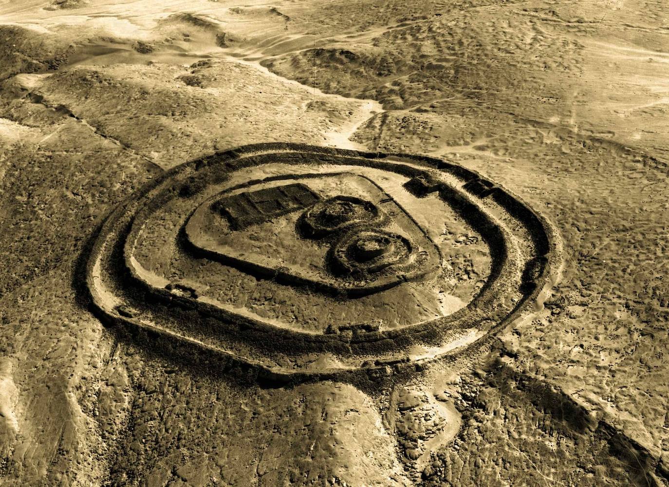 2.- COMPLEJO ARQUEOASTRONÓMICO CHANKILLO (PERÚ) | Se creó entre el año 500 y el 200 a.C. El complejo arquitectónico de Chankillo se encuentra en el valle de Casma, en el norte de la costa central de Perú, un lugar desértico con una serie de características naturales que permiten observar el desplazamiento del sol a lo largo del horizonte durante todo el año. El lugar comprende varias construcciones: el Templo Fortificado, un centro cultural rodeado por tres murallas; el Observatorio y el Espacio Público Ceremonial; Trece Torres de forma cúbica, señalizadoras de la trayectoria solar; y el Cerro Mucho Malo, indicador natural complementario de estas torres. 