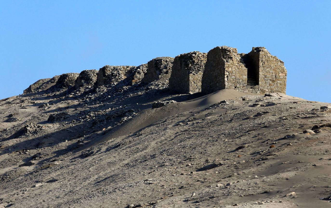 2.- COMPLEJO ARQUEOASTRONÓMICO CHANKILLO (PERÚ) | Se creó entre el año 500 y el 200 a.C. El complejo arquitectónico de Chankillo se encuentra en el valle de Casma, en el norte de la costa central de Perú, un lugar desértico con una serie de características naturales que permiten observar el desplazamiento del sol a lo largo del horizonte durante todo el año. El lugar comprende varias construcciones: el Templo Fortificado, un centro cultural rodeado por tres murallas; el Observatorio y el Espacio Público Ceremonial; Trece Torres de forma cúbica, señalizadoras de la trayectoria solar; y el Cerro Mucho Malo, indicador natural complementario de estas torres. 