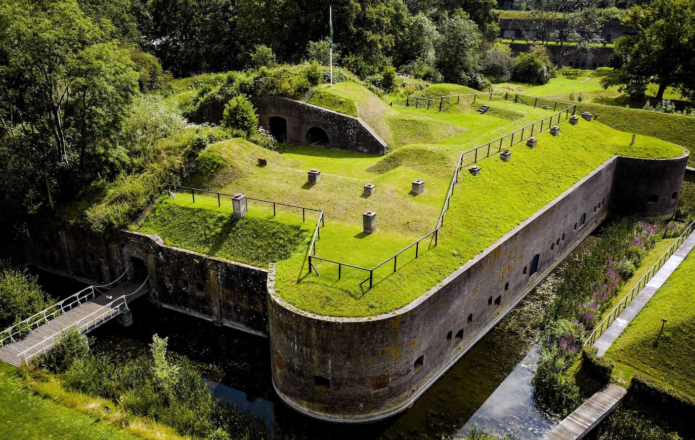 5.- Las Líneas de agua de defensa holandesas incluyen una serie de pequeñas extensiones y reducciones de los límites del sitio del Patrimonio Mundial de la Línea de defensa de Ámsterdam. En particular, la ampliación ilustra un sistema de defensa militar único, que se basaba en terrenos de inundación, instalaciones hidráulicas y una serie de fortificaciones y puestos militares que se extendían por una superficie de 85 km. La modificación se extiende desde el IJsselmeer, en Muiden, hasta el estuario de Biesbosch, en Werkendam.