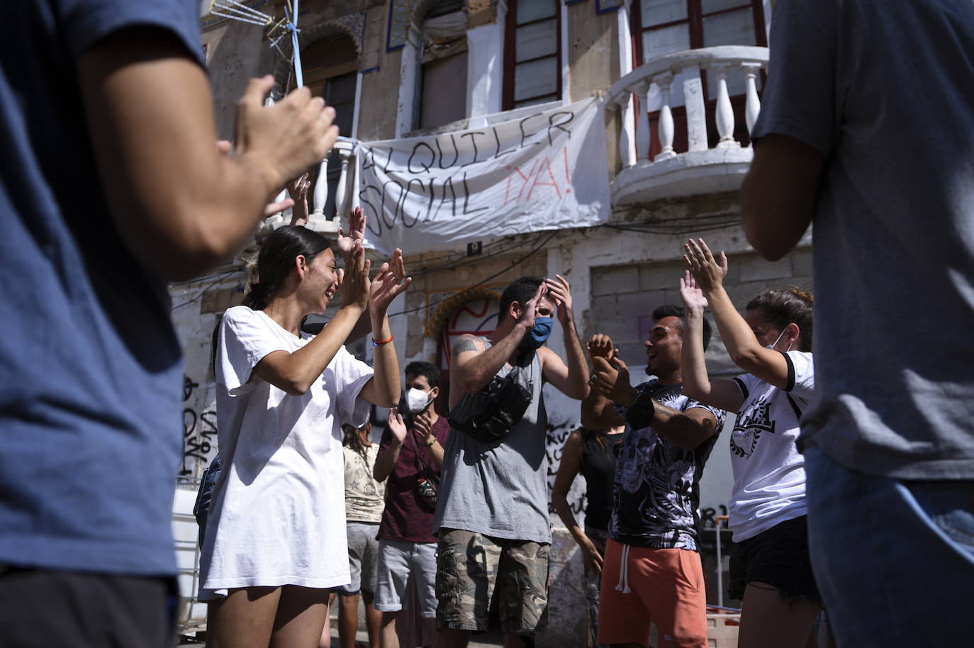 Los vecinos de dos edificios de la calle Manuel Arnau se han atrincherado este lunes para evitar el desalojo de las viviendas. Hace una semana que la policía notificó a los vecinos que debían dejar estas ocho viviendas de los números nueve y once de este callejón sin salida. El mismo en el que se han encontrado las familias: inmigrantes, ocupas, niños y enfermos, familias vulnerables y sin recursos que no tienen dónde ir.