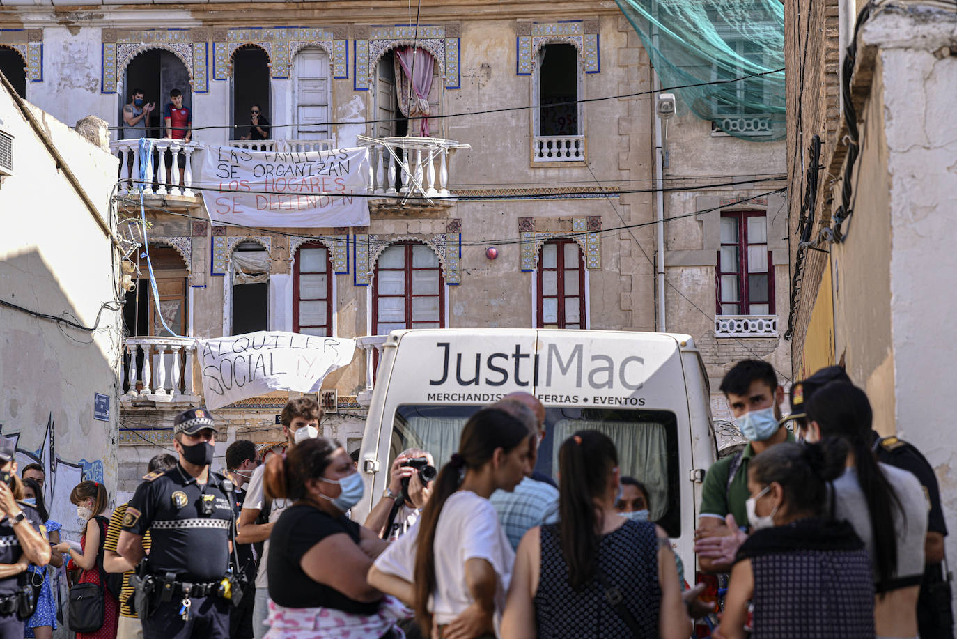 Los vecinos de dos edificios de la calle Manuel Arnau se han atrincherado este lunes para evitar el desalojo de las viviendas. Hace una semana que la policía notificó a los vecinos que debían dejar estas ocho viviendas de los números nueve y once de este callejón sin salida. El mismo en el que se han encontrado las familias: inmigrantes, ocupas, niños y enfermos, familias vulnerables y sin recursos que no tienen dónde ir.