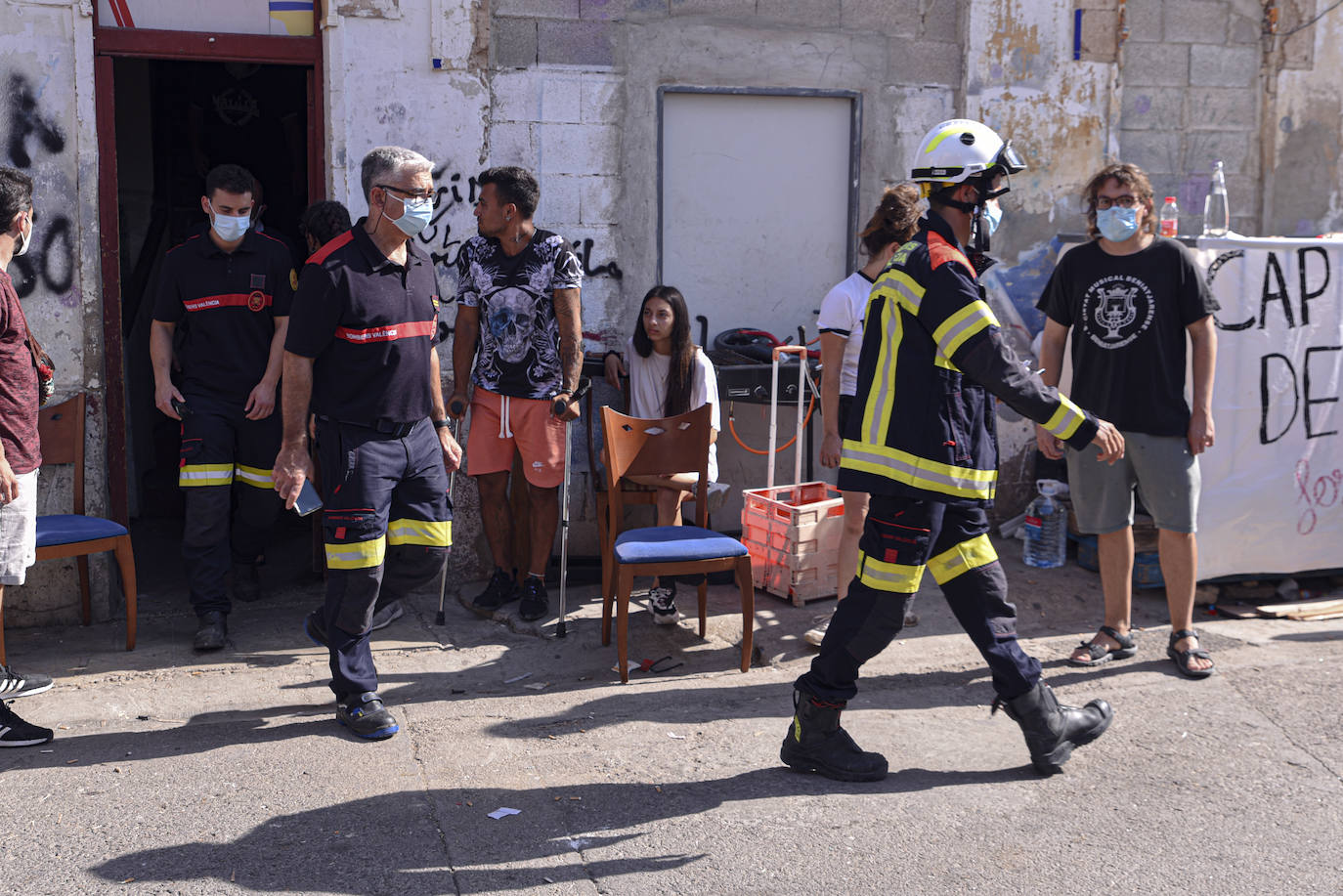 Los vecinos de dos edificios de la calle Manuel Arnau se han atrincherado este lunes para evitar el desalojo de las viviendas. Hace una semana que la policía notificó a los vecinos que debían dejar estas ocho viviendas de los números nueve y once de este callejón sin salida. El mismo en el que se han encontrado las familias: inmigrantes, ocupas, niños y enfermos, familias vulnerables y sin recursos que no tienen dónde ir.