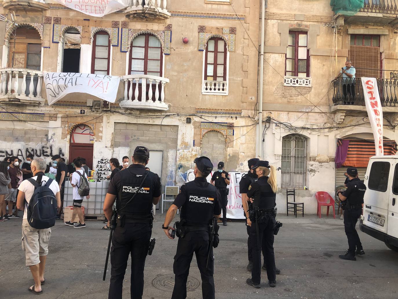 Los vecinos de dos edificios de la calle Manuel Arnau se han atrincherado este lunes para evitar el desalojo de las viviendas. Hace una semana que la policía notificó a los vecinos que debían dejar estas ocho viviendas de los números nueve y once de este callejón sin salida. El mismo en el que se han encontrado las familias: inmigrantes, ocupas, niños y enfermos, familias vulnerables y sin recursos que no tienen dónde ir.