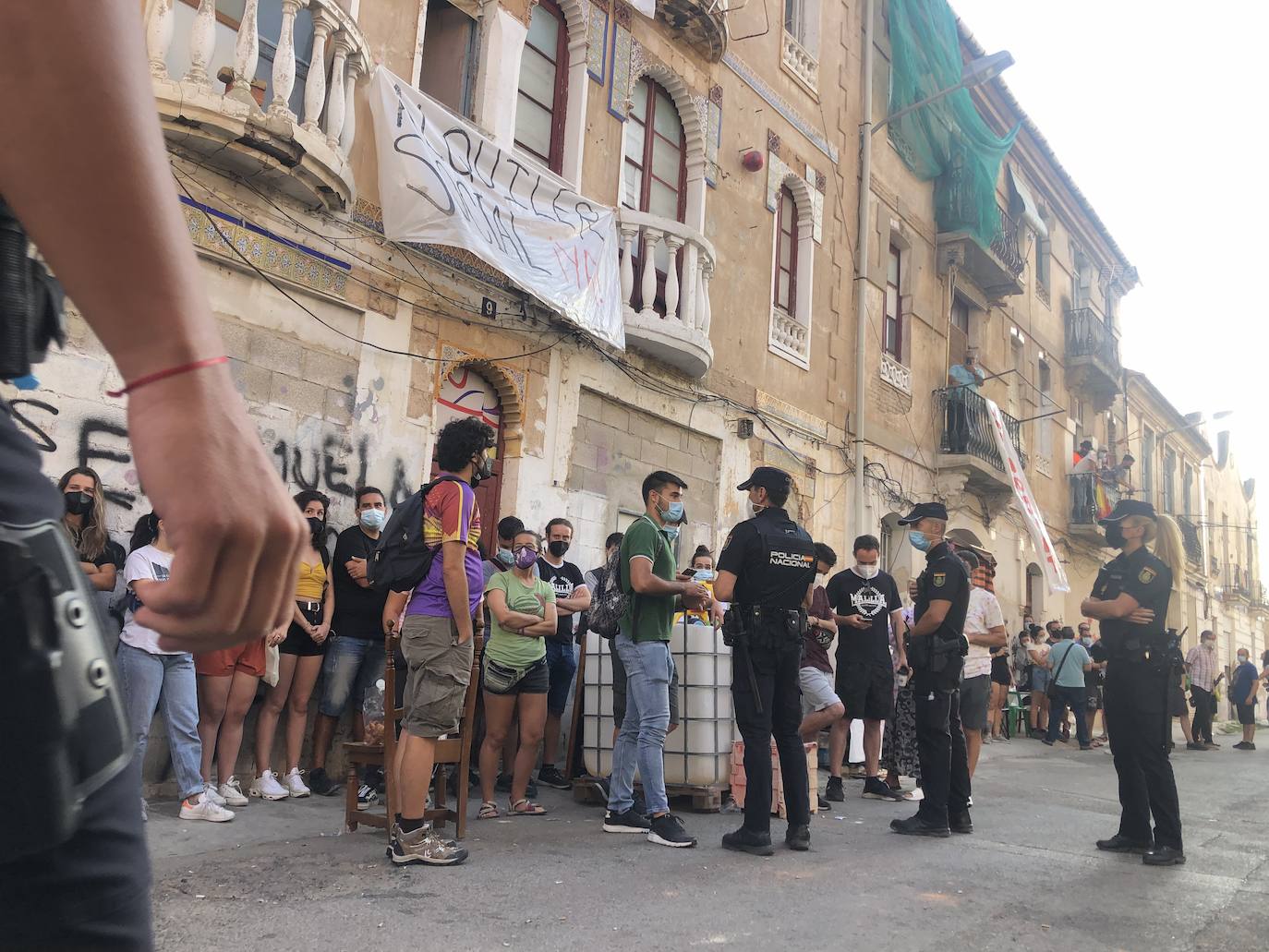 Los vecinos de dos edificios de la calle Manuel Arnau se han atrincherado este lunes para evitar el desalojo de las viviendas. Hace una semana que la policía notificó a los vecinos que debían dejar estas ocho viviendas de los números nueve y once de este callejón sin salida. El mismo en el que se han encontrado las familias: inmigrantes, ocupas, niños y enfermos, familias vulnerables y sin recursos que no tienen dónde ir.