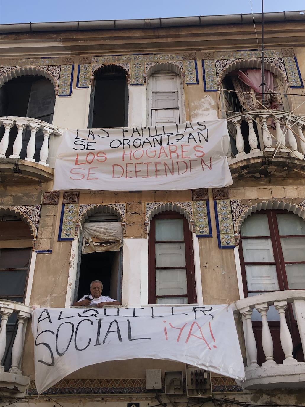 Los vecinos de dos edificios de la calle Manuel Arnau se han atrincherado este lunes para evitar el desalojo de las viviendas. Hace una semana que la policía notificó a los vecinos que debían dejar estas ocho viviendas de los números nueve y once de este callejón sin salida. El mismo en el que se han encontrado las familias: inmigrantes, ocupas, niños y enfermos, familias vulnerables y sin recursos que no tienen dónde ir.