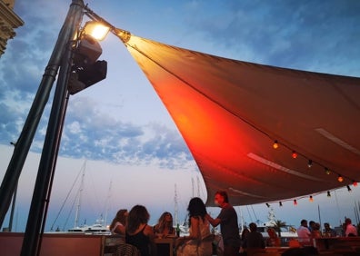 Imagen secundaria 1 - Arriba, terraza del Boramar Lounge, con vistas a la dársena. Abajo a la izquierda, terraza del Boramar de noche. Abajo a la derecha, paellas de marisco del restaurante. 