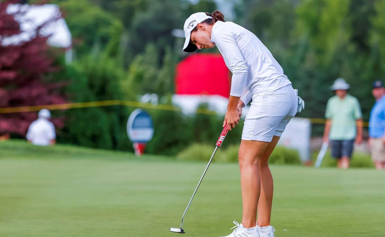 Carlota Ciganda, con el putter durante un torneo.