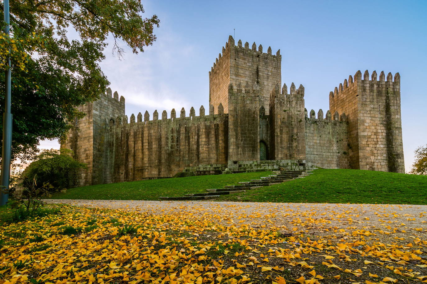 Hay parajes que parecen sacados de otra época, que permanecen como un recuerdo del pasado y donde acudir parece un auténtico viaje en el tiempo. El Castillo de Guimarães (Portugal) y su entorno es uno de ellos. 