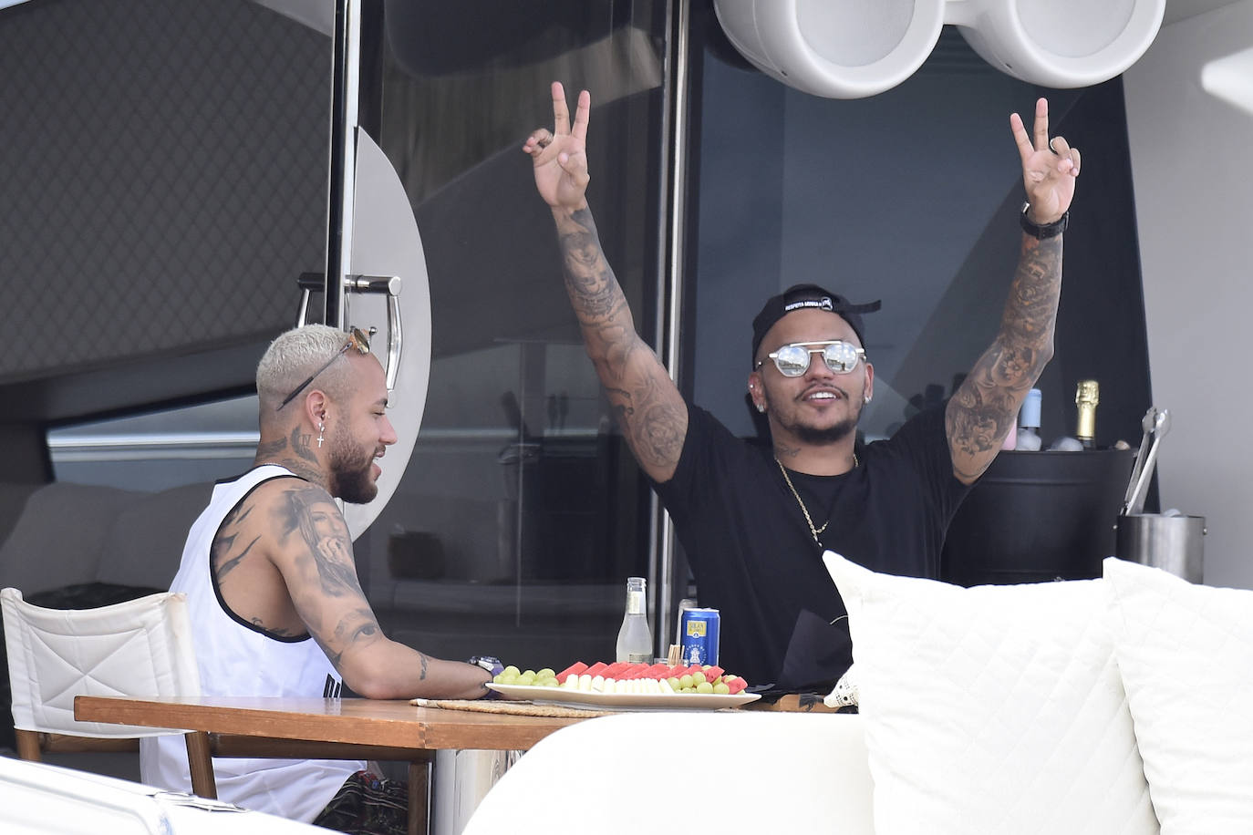 Neymar aprovecha el verano para desconectar a lo grande en Ibiza. El futbolista pasaba este lunes una jornada con amigos en alta mar, al igual que otros compañeros de profesión como Messi, Suárez y Cesc Fábregas, que también se encuentran en la isla disfrutando de las vacaciones.