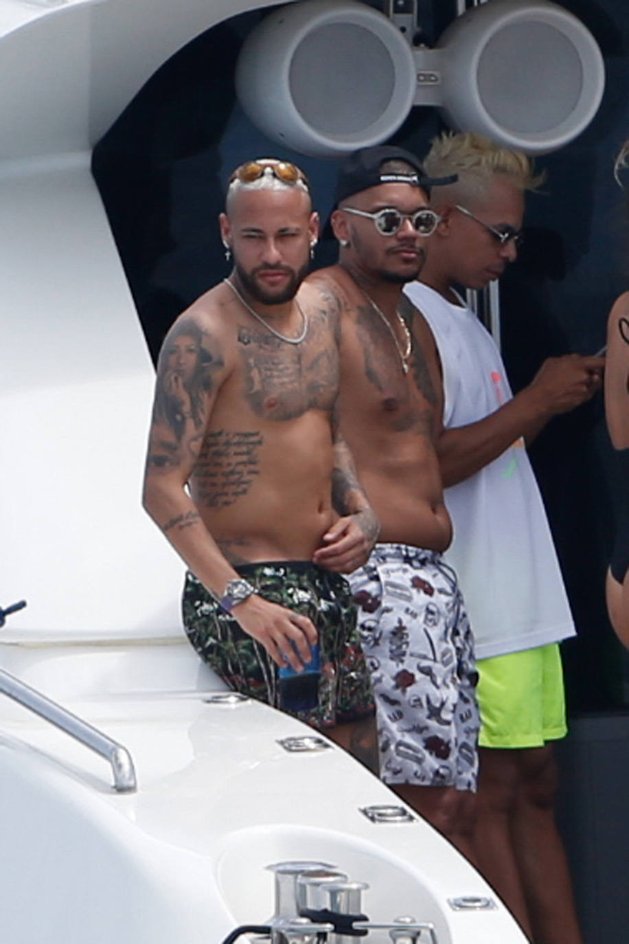 Neymar aprovecha el verano para desconectar a lo grande en Ibiza. El futbolista pasaba este lunes una jornada con amigos en alta mar, al igual que otros compañeros de profesión como Messi, Suárez y Cesc Fábregas, que también se encuentran en la isla disfrutando de las vacaciones.