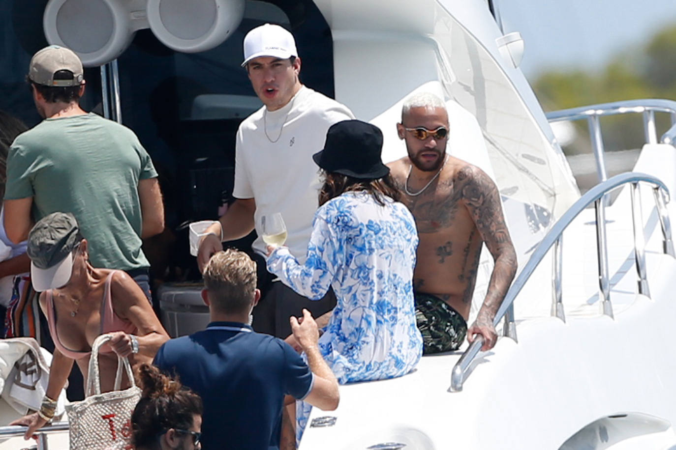 Neymar aprovecha el verano para desconectar a lo grande en Ibiza. El futbolista pasaba este lunes una jornada con amigos en alta mar, al igual que otros compañeros de profesión como Messi, Suárez y Cesc Fábregas, que también se encuentran en la isla disfrutando de las vacaciones.