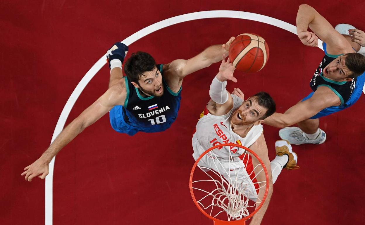 Tobey y Claver, que serán compañeros en el Valencia Basket, luchan por un rebote durante los Juegos. 