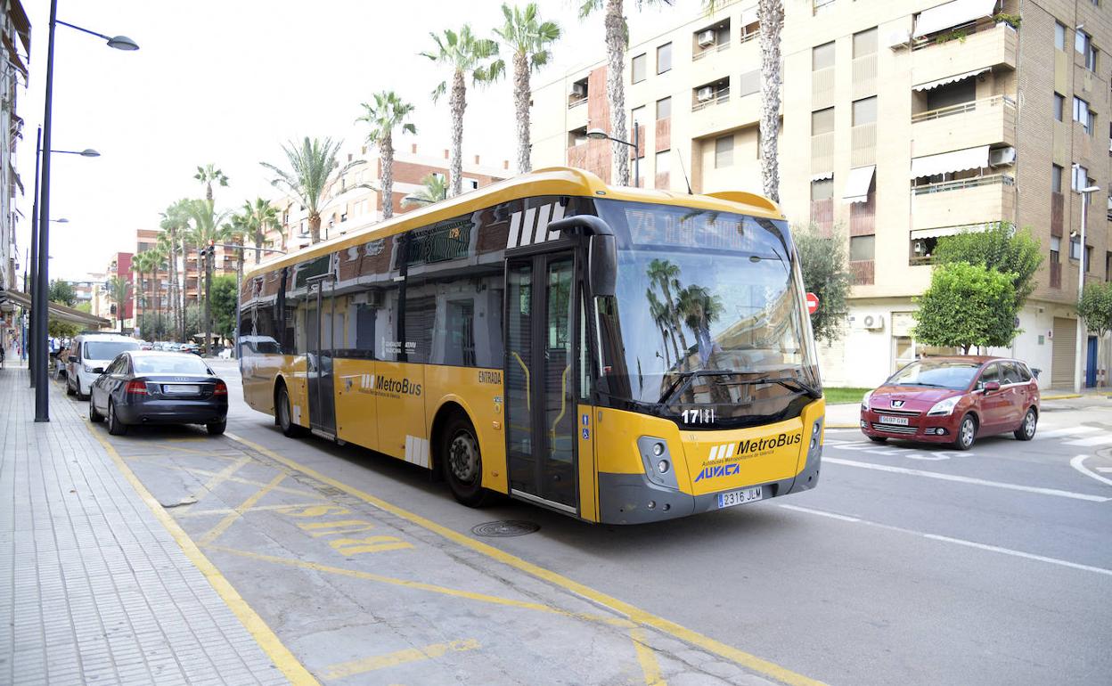 La nueva parada del autobús metropolitano en Paiporta. 