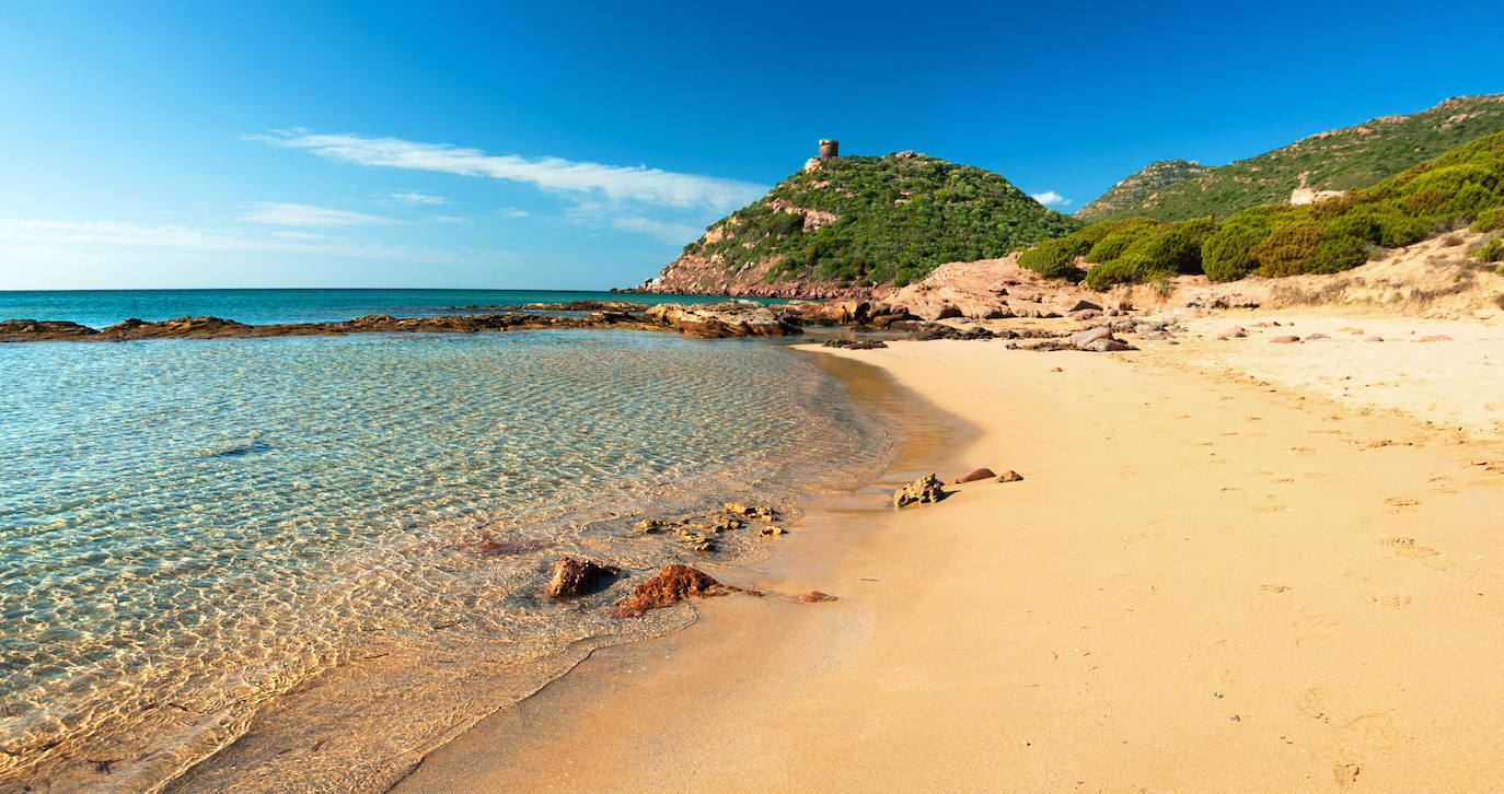 CERDEÑA | Puntuación final de 77 sobre 100, y temperatura de 24 °C en temporada alta y de 13 °C en temporada baja. Entre las facilidades para viajar con niños, Kayak destaca sus 13 parques de atracciones. También cuenta con 37 playas sostenibles.