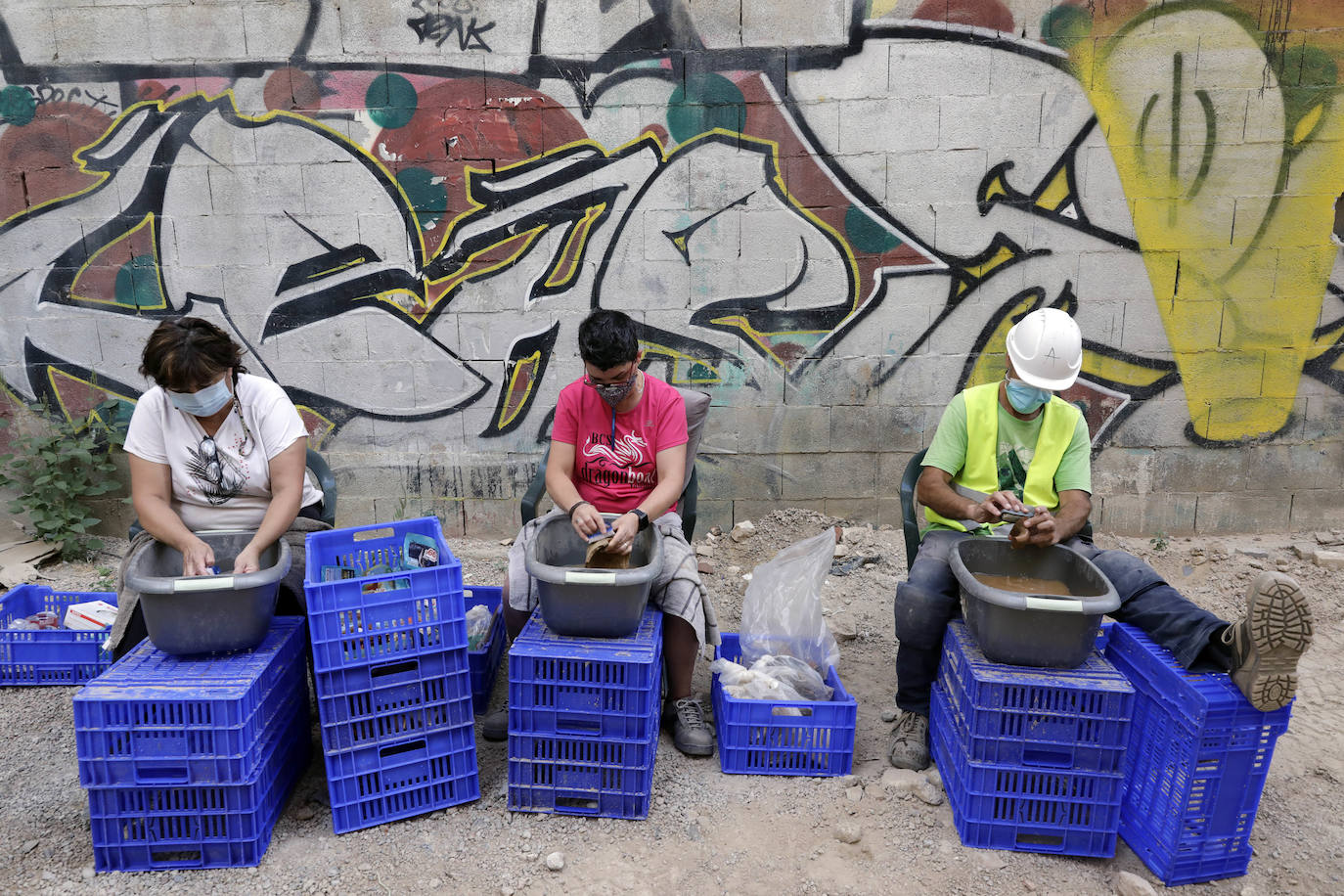 Fotos: Hallan restos de 18 niños junto a la muralla islámica de Valencia