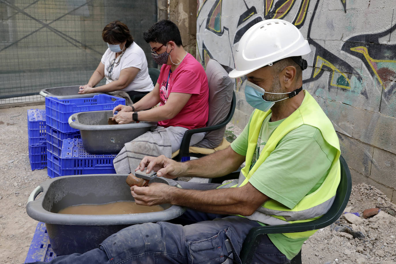 Fotos: Hallan restos de 18 niños junto a la muralla islámica de Valencia