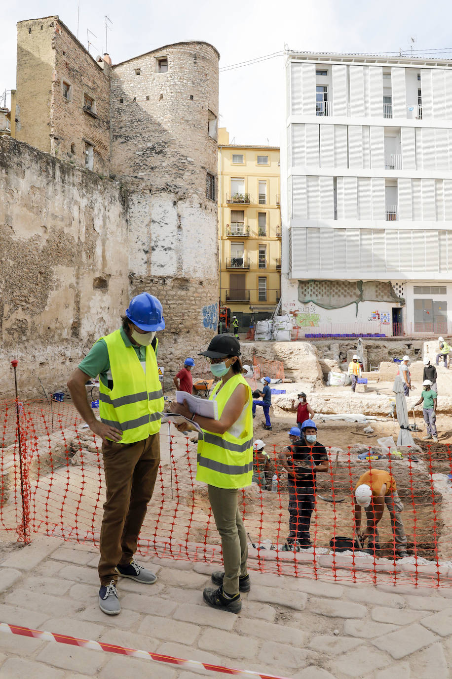 Fotos: Hallan restos de 18 niños junto a la muralla islámica de Valencia