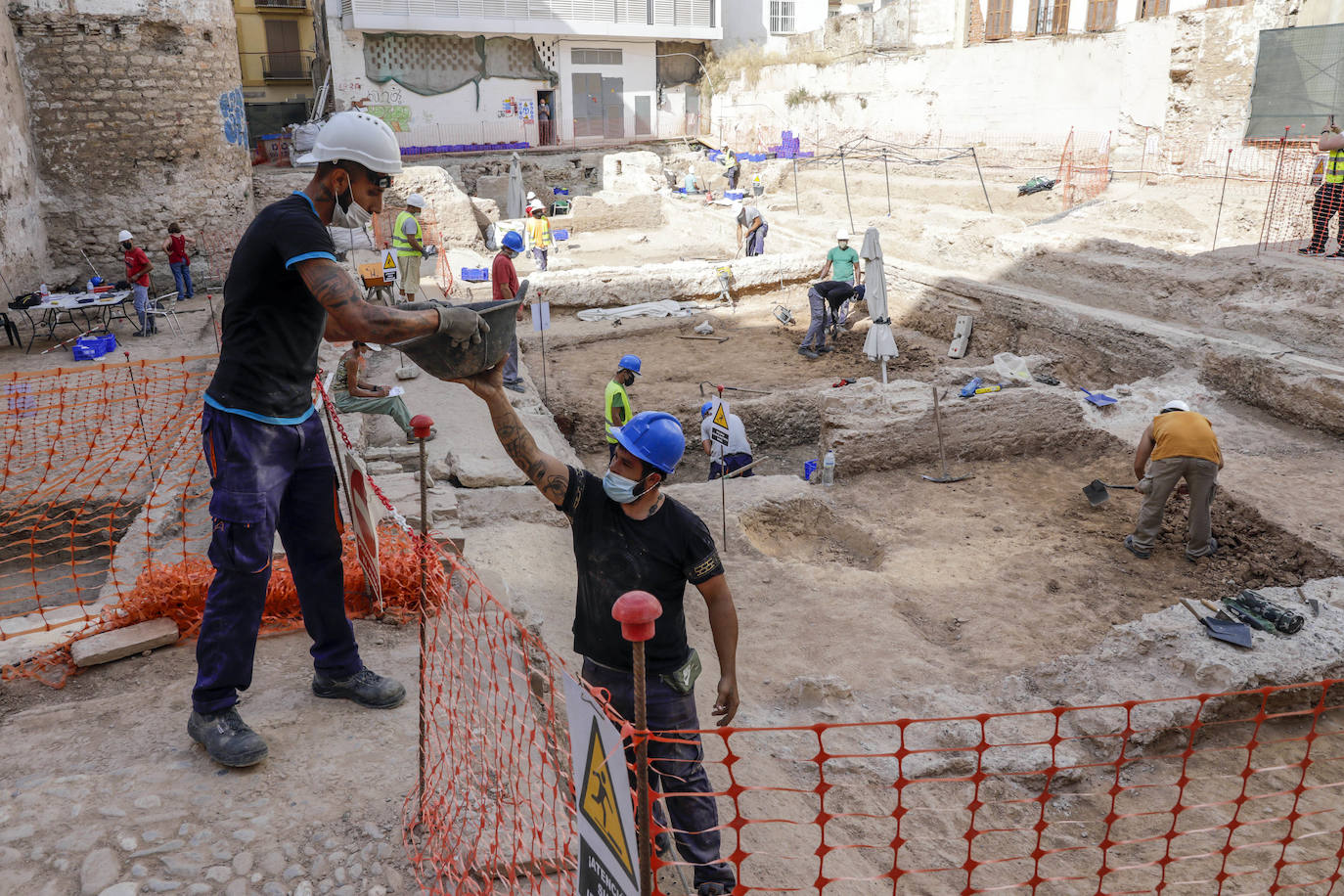 Fotos: Hallan restos de 18 niños junto a la muralla islámica de Valencia