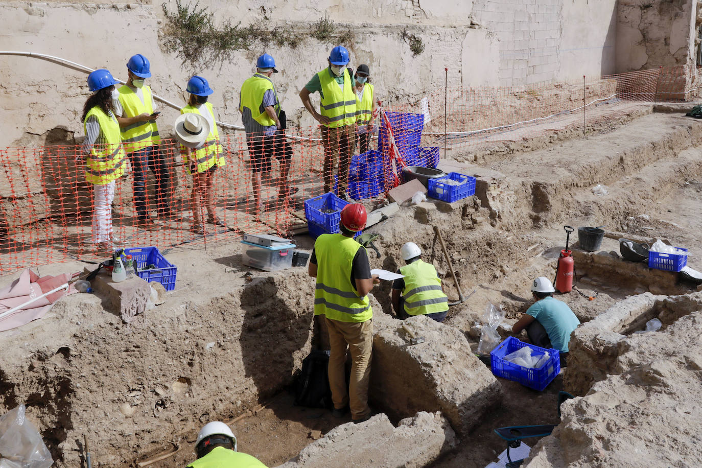 Fotos: Hallan restos de 18 niños junto a la muralla islámica de Valencia