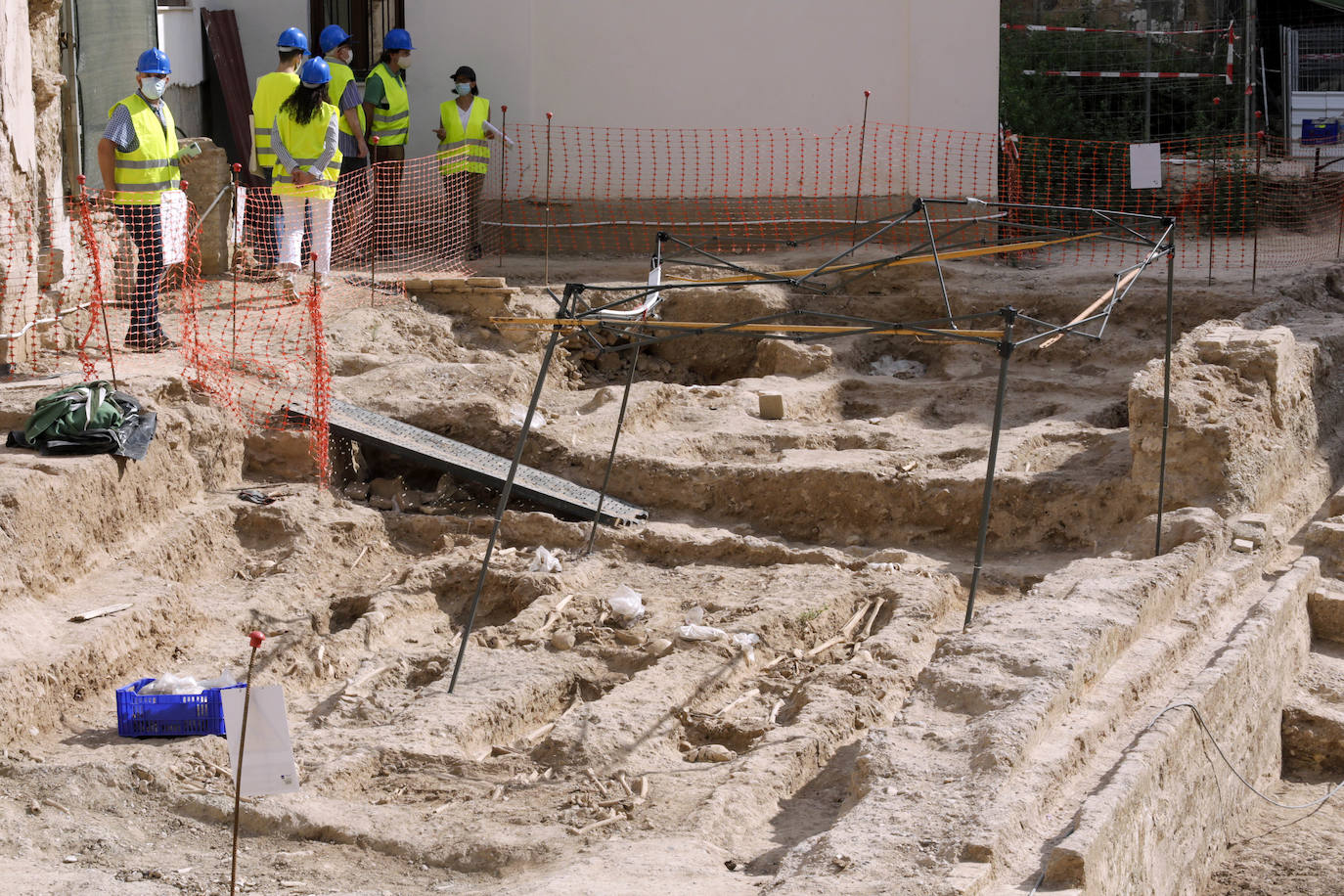 Fotos: Hallan restos de 18 niños junto a la muralla islámica de Valencia