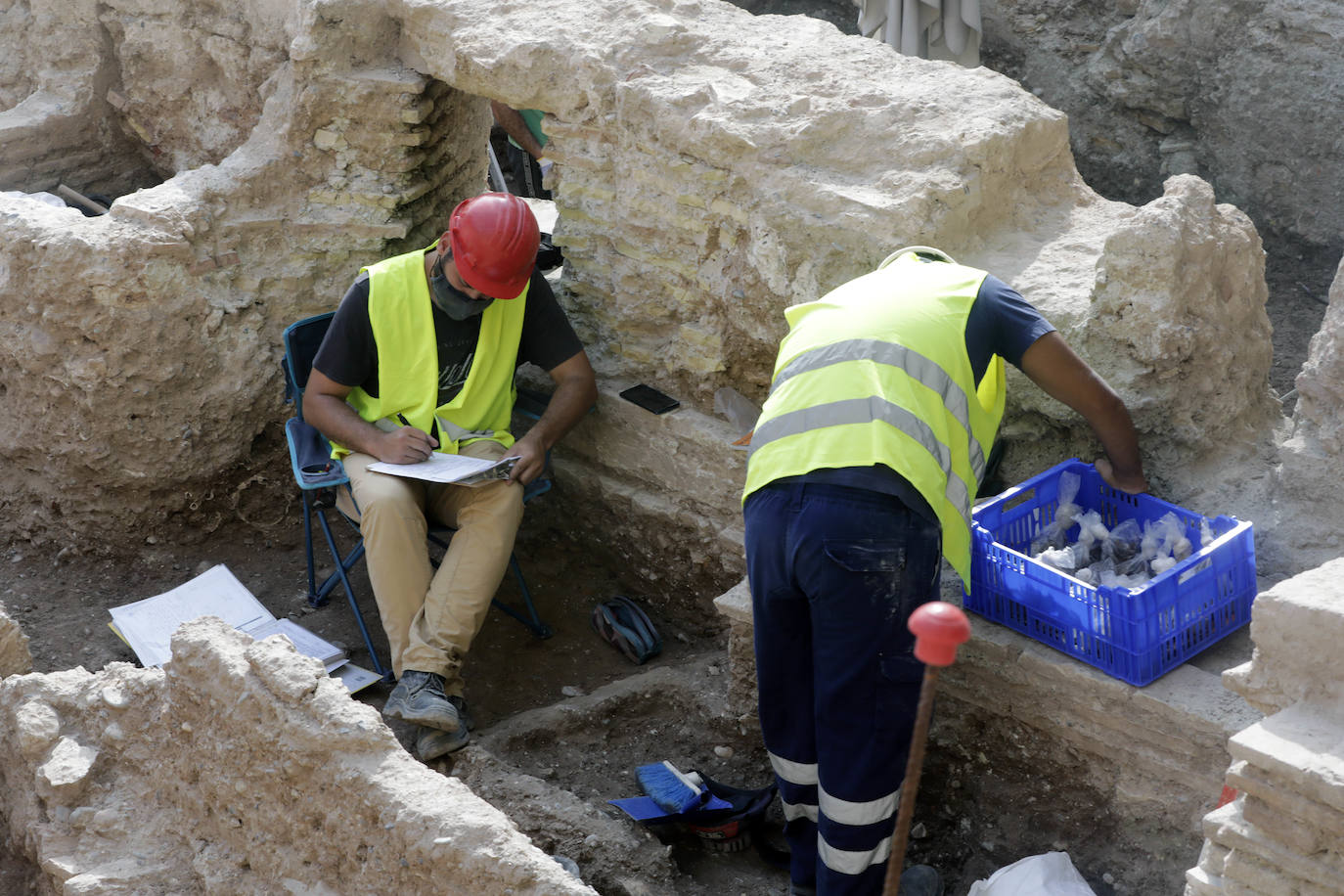 Fotos: Hallan restos de 18 niños junto a la muralla islámica de Valencia