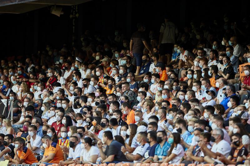 Fotos: Valencia - Milan en Mestalla sin distancia de seguridad